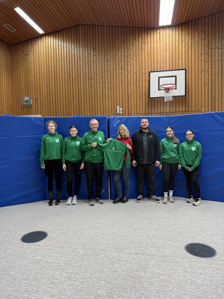 Neue Trainingsanzüge übergeben